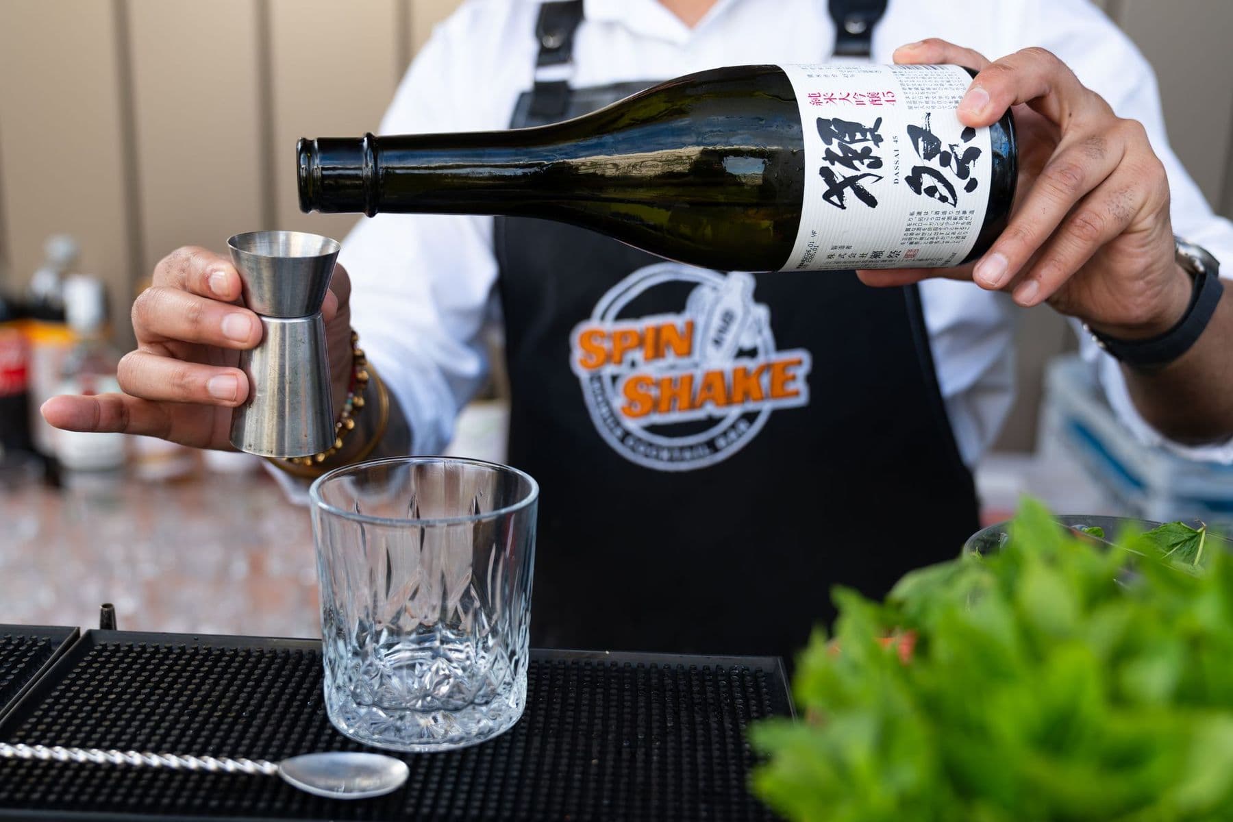 Sake patiekiamas bare – renginio detalė