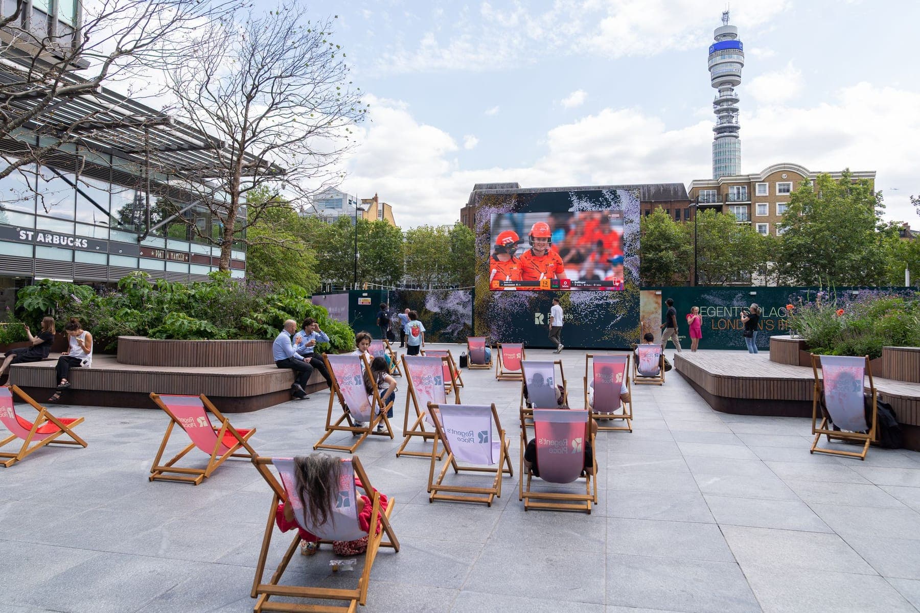 Didysis ekranas – „Lifesize London“ – milžiniškas žaidimas trijuose kvartaluose