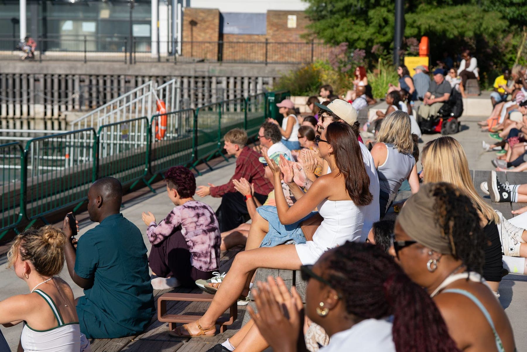 Poezijos vakaro publika – „Round the Dock“ – šešių savaičių vasaros festivalis