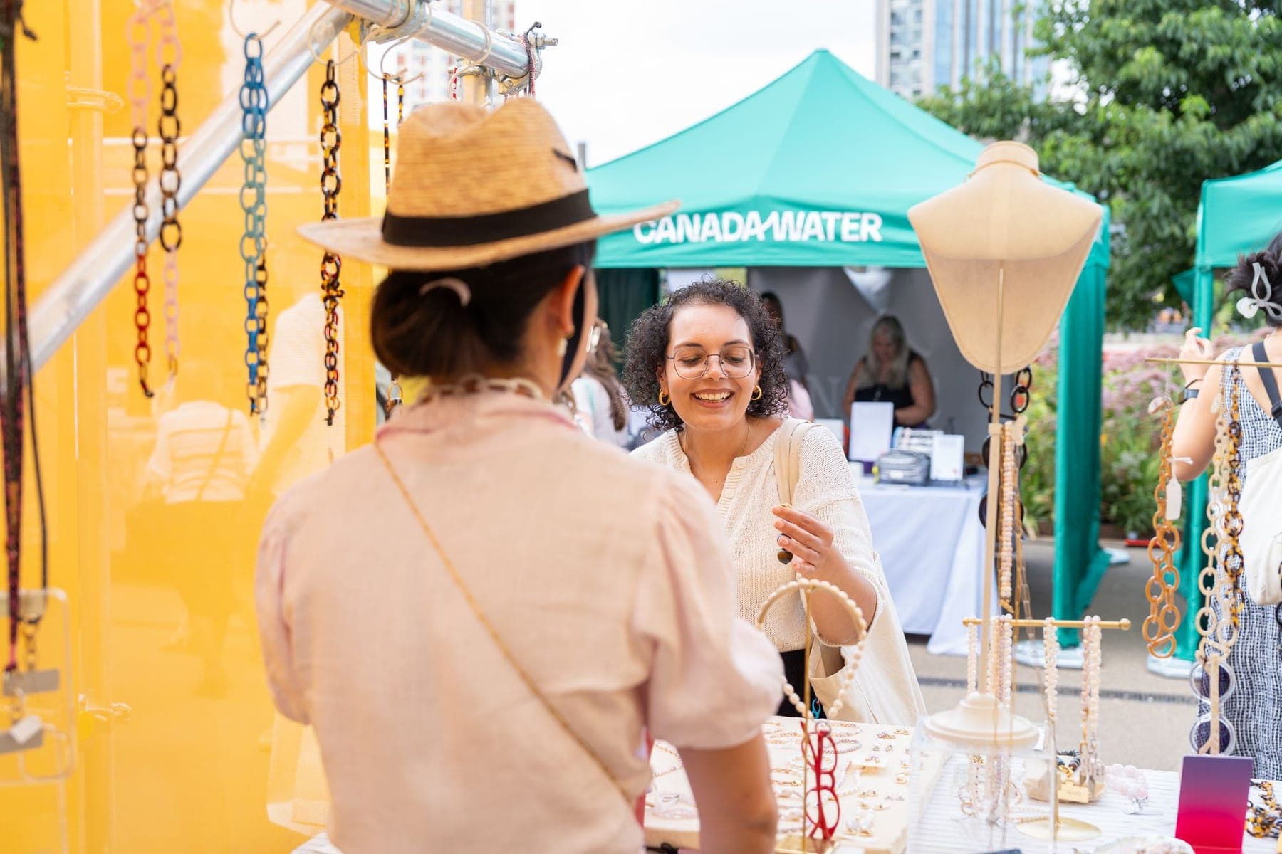 Papuošalų prekystalis – „Craft & Flea“ ir vasaros turgūs prie Canada Dock