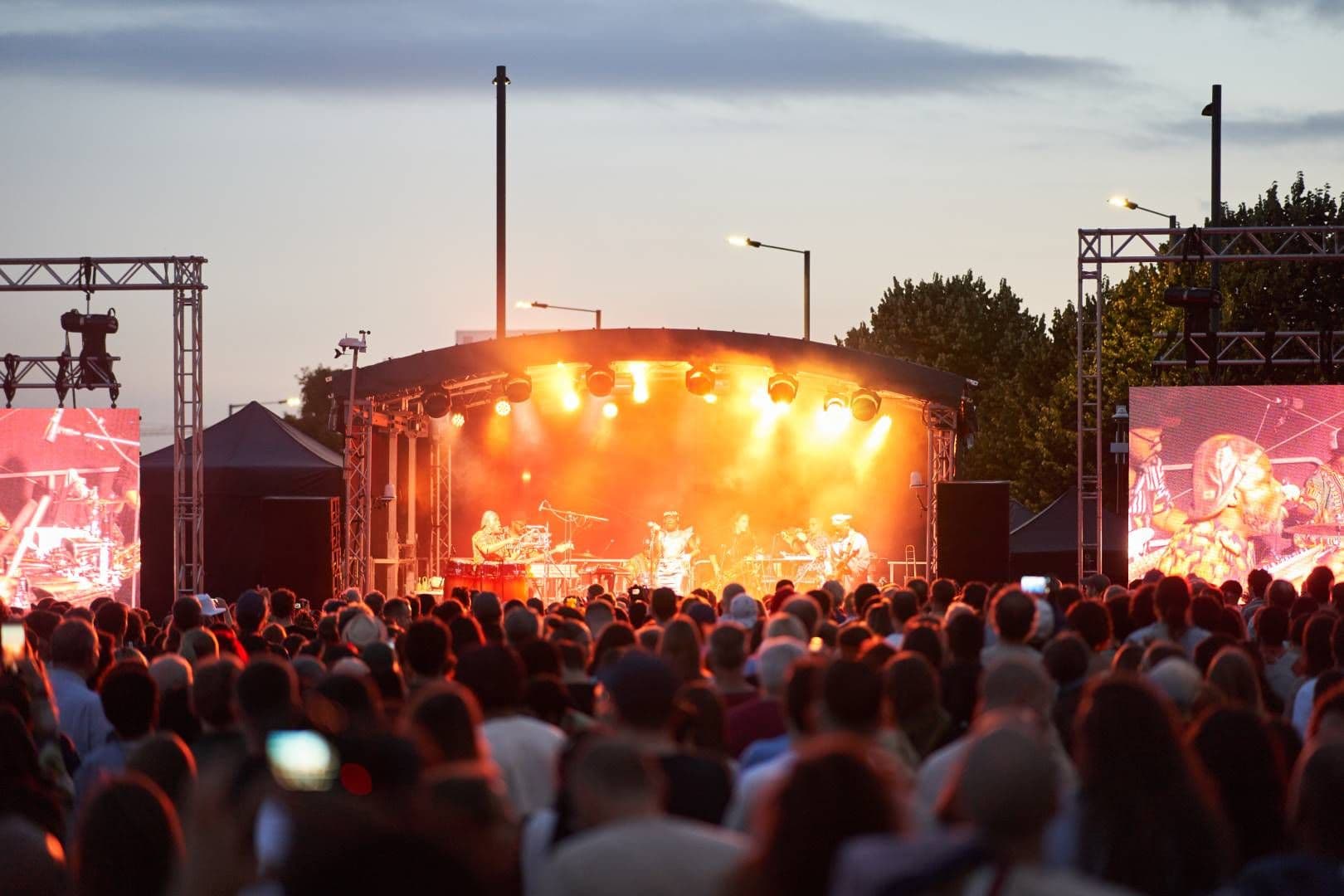 Muzikos festivalio fotografija – scena ir publika vakare