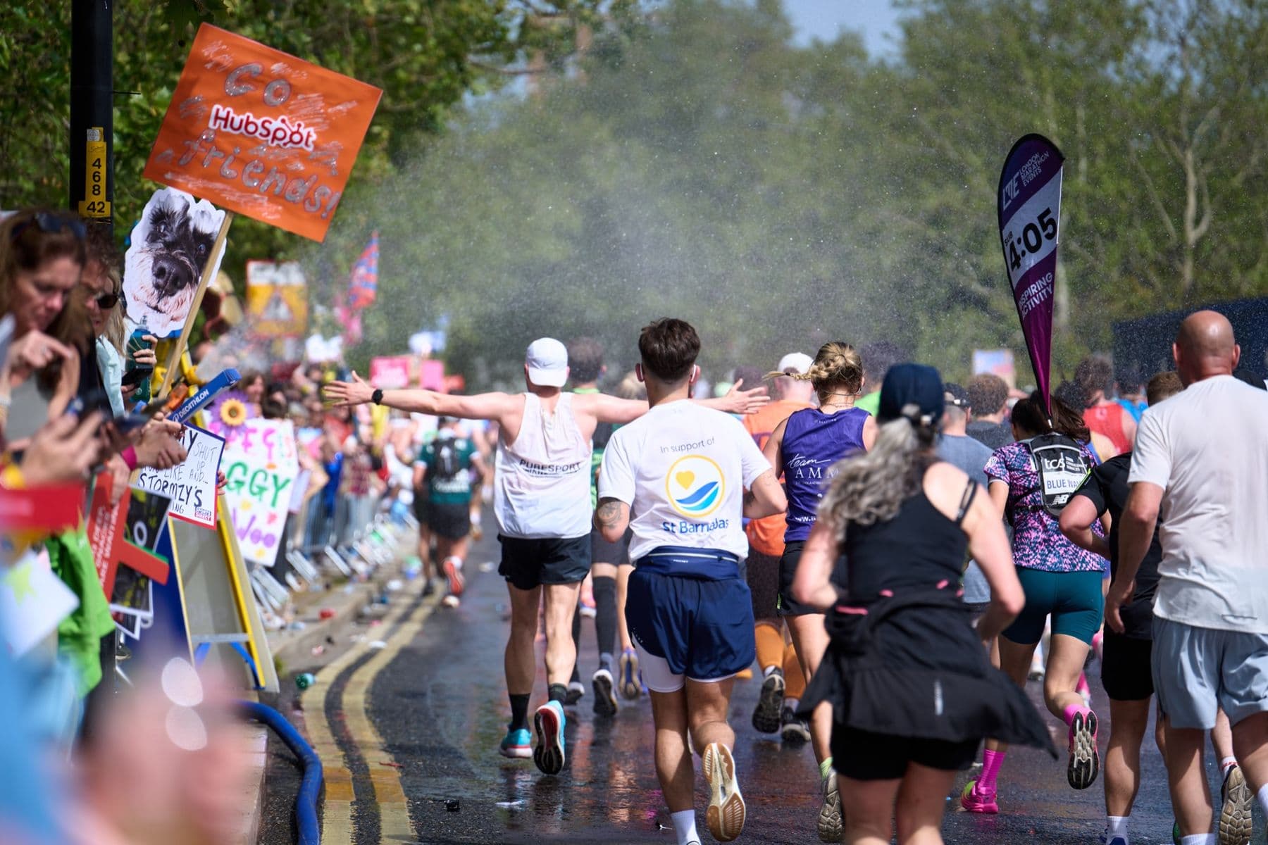 Londono maratono bėgikai prie British Land vandens punkto
