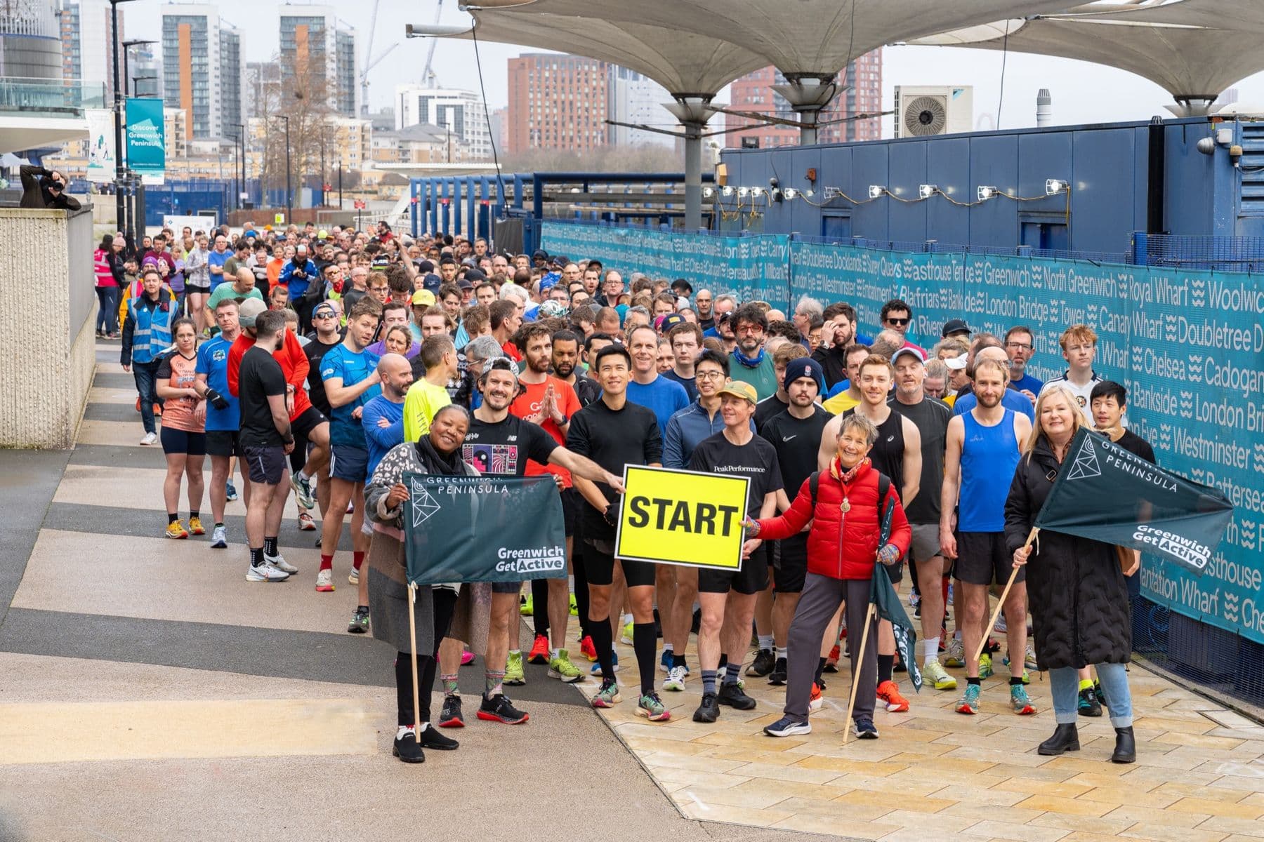 Bėgikai prie starto linijos „parkrun“ atidaryme
